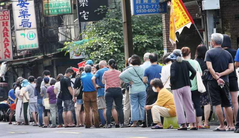 許多民眾去藥局排隊(duì)購(gòu)買快篩試劑。(資料照 范揚(yáng)光攝) 圖片來源“中時(shí)新聞網(wǎng)”.jpg