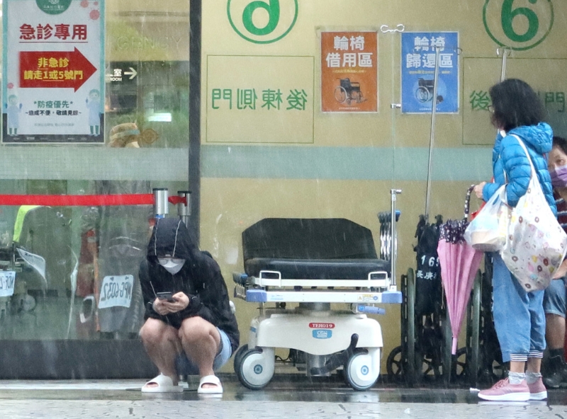 　陳時(shí)中表示，連續(xù)幾天確診數(shù)都在八、九萬之間超過一個(gè)禮拜，看起來比較平穩(wěn)了。圖為臺(tái)灣民眾在醫(yī)院的防疫急門診等候看診。(圖 記者粘耿豪攝影) 圖片來源：臺(tái)灣“中時(shí)新聞網(wǎng)”.jpg