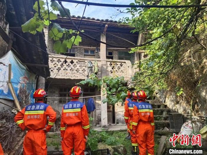 消防員巡查地震中房屋受損情況?！∷拇ㄏ拦﹫D