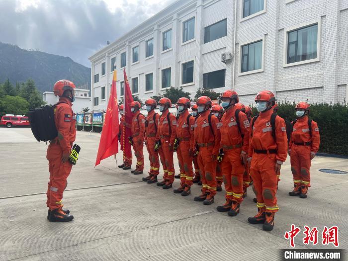 圖為林芝市森林消防支隊(duì)迅速啟動(dòng)地震救援應(yīng)急響應(yīng)，展開(kāi)地震救援拉動(dòng)演練?！∥骼@拉翁 攝