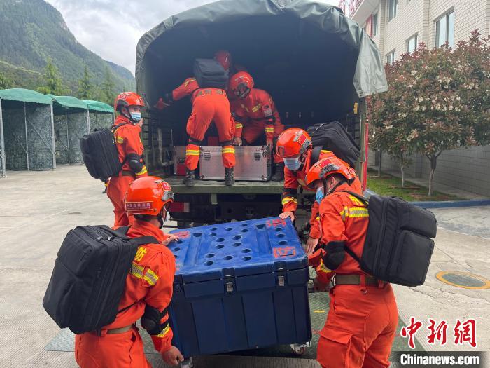 圖為林芝市森林消防支隊(duì)迅速啟動(dòng)地震救援應(yīng)急響應(yīng)，展開(kāi)地震救援拉動(dòng)演練?！∥骼@拉翁 攝
