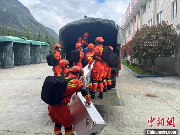 圖為林芝市森林消防支隊(duì)迅速啟動(dòng)地震救援應(yīng)急響應(yīng)，展開(kāi)地震救援拉動(dòng)演練?！∥骼@拉翁 攝