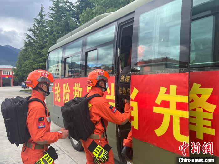 圖為林芝市森林消防支隊(duì)迅速啟動(dòng)地震救援應(yīng)急響應(yīng)，展開(kāi)地震救援拉動(dòng)演練。　西繞拉翁 攝