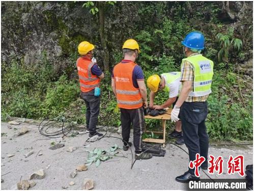 中國電信搶險人員在寶興和蘆山之間小漁溪進行光纜搶修?！≈袊娦潘拇ü竟﹫D