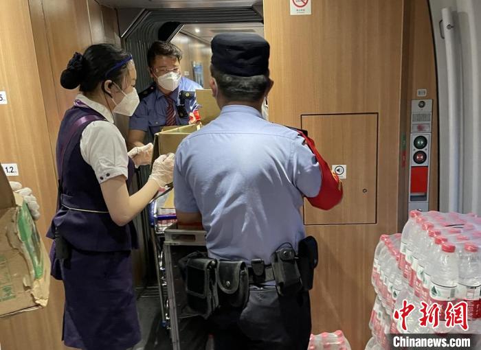 乘警與列車(chē)工作人員一起運(yùn)送礦泉水?！⌒熘蓁F路公安處供圖