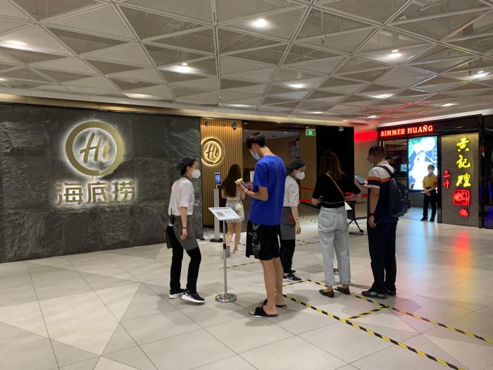 6日中午的西單海底撈門店，消費者在掃碼進入。中新財經(jīng) 宮宏宇 攝