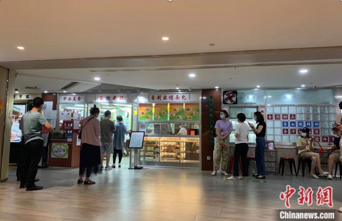 消費者6日中午在西單大悅城一餐廳門口取號排隊。中新財經(jīng) 宮宏宇 攝