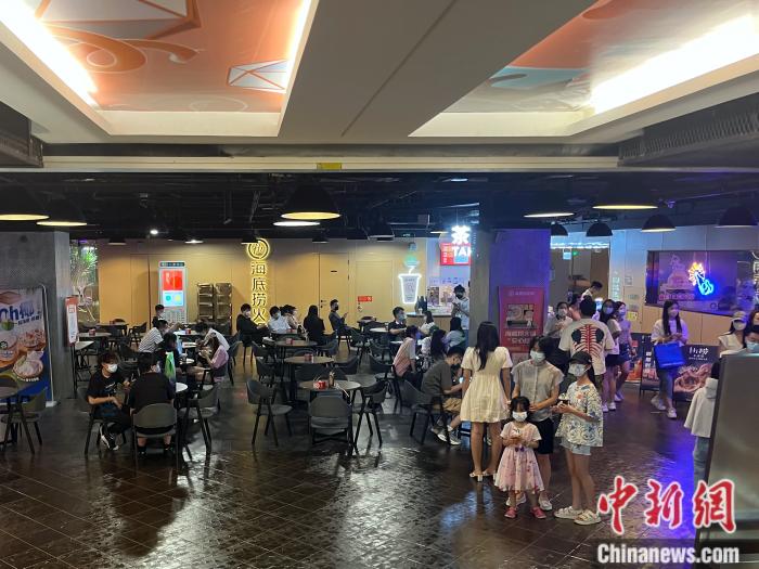 6月6日晚間，排隊等待堂食的顧客們。 左宇坤 攝