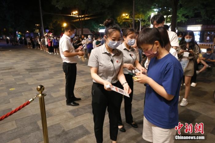 6月6日零時，食客在北京東直門內(nèi)大街一餐廳外掃碼、測溫后進入餐廳用餐。 <a target='_blank' href='/'>中新社</a>記者 富田 攝
