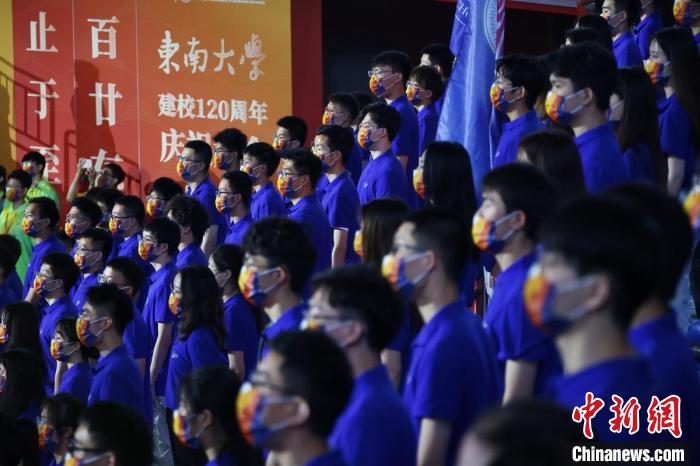 師生們參加校慶大會(huì)。　泱波 攝