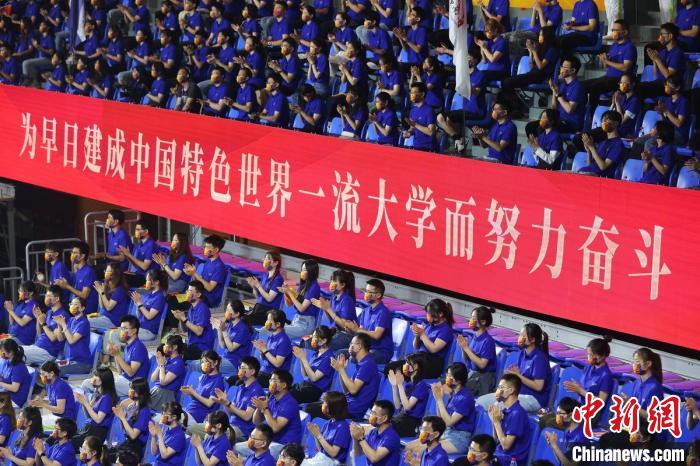 一個(gè)多世紀(jì)以來，東南大學(xué)培養(yǎng)了一大批優(yōu)秀人才，在這里工作或?qū)W習(xí)過的兩院院士達(dá)200多位?！°蟛?攝