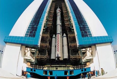 1999年11月20日6時30分，中國第一艘無人試驗飛船——神舟一號，從酒泉衛(wèi)星發(fā)射中心發(fā)射升空。（圖源：央視新聞）