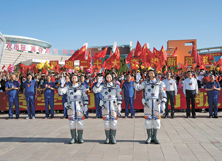 2022年6月5日7時54分，神舟十四號載人飛行任務(wù)航天員乘組出征儀式在酒泉衛(wèi)星發(fā)射中心問天閣廣場舉行。（圖源：新華社）
