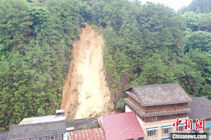 航拍古宜鎮(zhèn)雅谷路后山發(fā)生山體崩塌?！V西自然資源廳 供圖