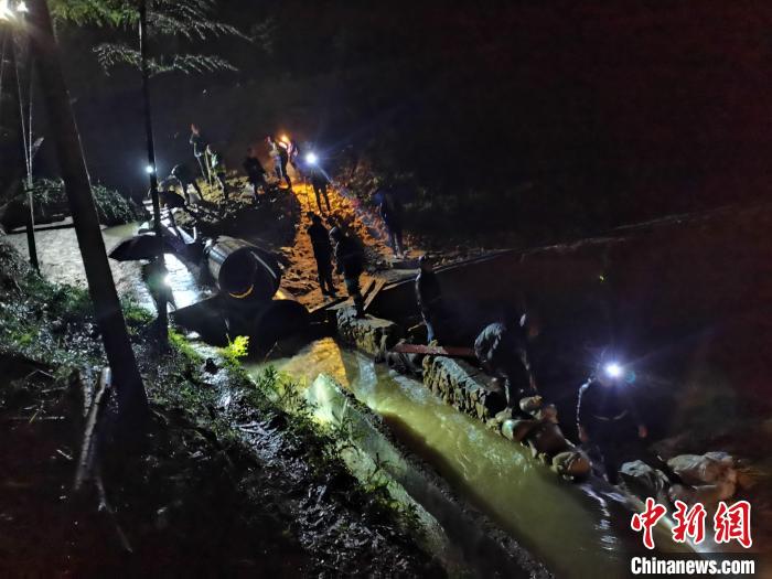 圖為應(yīng)急搶險隊員連夜對排水設(shè)施進行加固?！⊥醣?攝