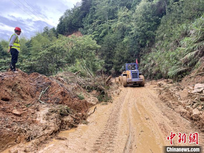 圖為中鐵二十二局裝載機清理古田鎮(zhèn)道路塌方?！⊥醣?攝