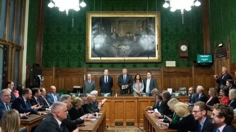 英國保守黨對(duì)首相約翰遜的不信任投票，結(jié)果是211票支持首相，148票反對(duì)。（圖源：英國PA Media）