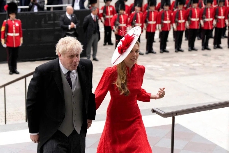 英國首相約翰遜與妻子卡麗出席伊麗莎白女王登基70周年慶?；顒?dòng)，卻惹來噓聲一片。（圖源：法新社）