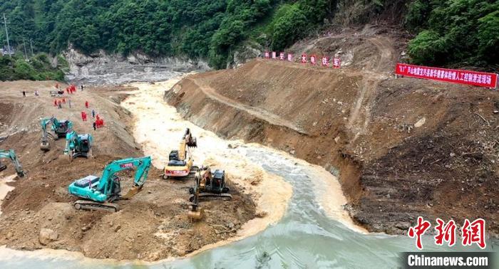 泄流槽入水口的成功打開，河水成功下泄，險情排除?！⊥鹾榻?攝