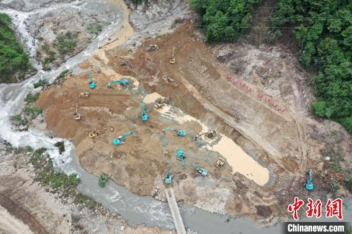 寶興縣新華壅塞體排險現(xiàn)場?！⊥鹾榻?攝