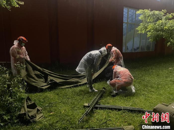救援人員正在搭建帳篷。　四川森林消防供圖
