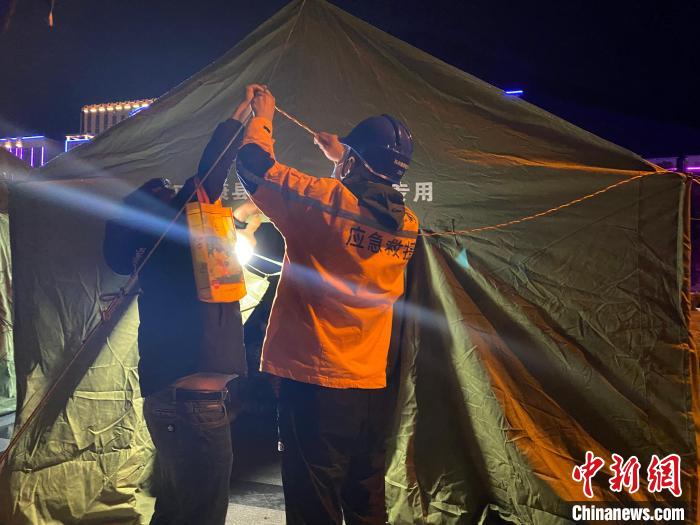 電力搶險(xiǎn)人員正在為臨時(shí)安置點(diǎn)接通照明?！∷拇娏﹫D