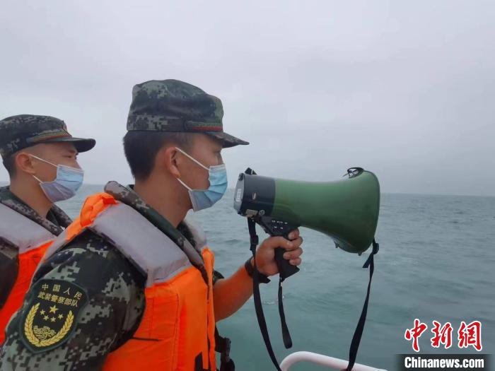 漳州海警執(zhí)法員通過喊話的方式加強防疫、伏季休漁、防走私等宣傳?！≌闹莺＞止﹫D