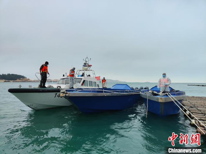漳州海警局執(zhí)法員登臨大馬力改裝快艇檢查。　漳州海警局供圖