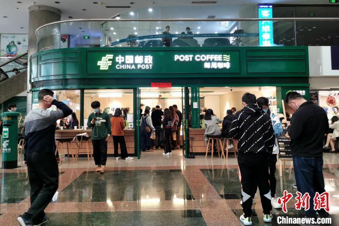 資料圖：坐落在廈門(mén)國(guó)貿(mào)大廈一樓的郵局咖啡店。 李思源 攝