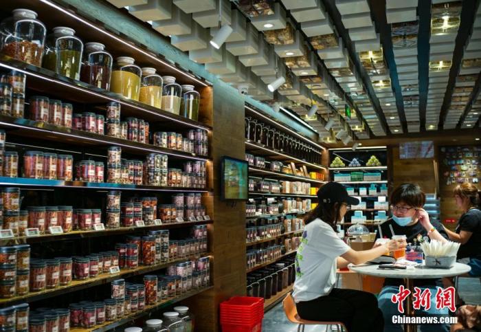 資料圖：北京市一家“同仁堂知嘛健康”店內(nèi)，顧客或坐飲咖啡飲料，或選購(gòu)健康食材。 <a target='_blank' href='/'>中新社</a>記者 侯宇 攝
