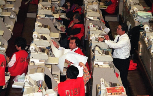 1998：香港度過(guò)亞洲金融危機(jī)