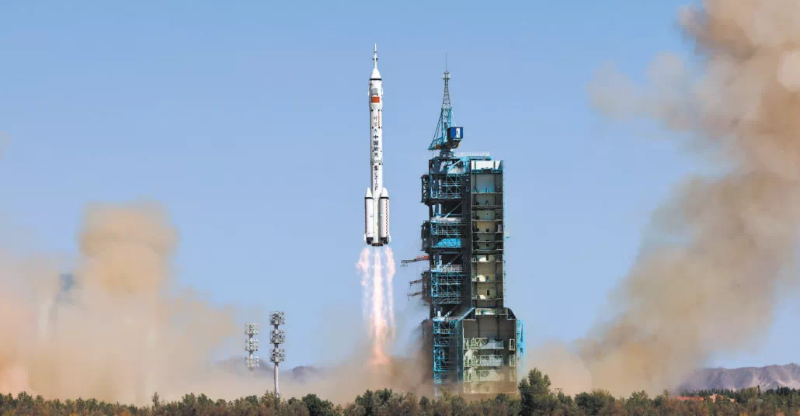 2022年6月5日，搭載神舟十四號(hào)載人飛船的長征二號(hào)F遙十四運(yùn)載火箭，在酒泉衛(wèi)星發(fā)射中心點(diǎn)火發(fā)射。（圖源：新華社）