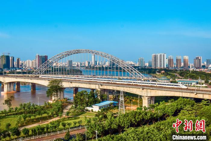 動車組跨越邕江四線橋。　陳泉任 攝