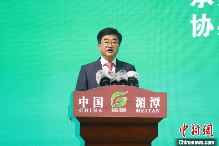 圖為貴州省人大常委會(huì)黨組書記、副主任，省農(nóng)村產(chǎn)業(yè)革命茶產(chǎn)業(yè)發(fā)展領(lǐng)導(dǎo)小組組長(zhǎng)慕德貴講話。　瞿宏倫 攝