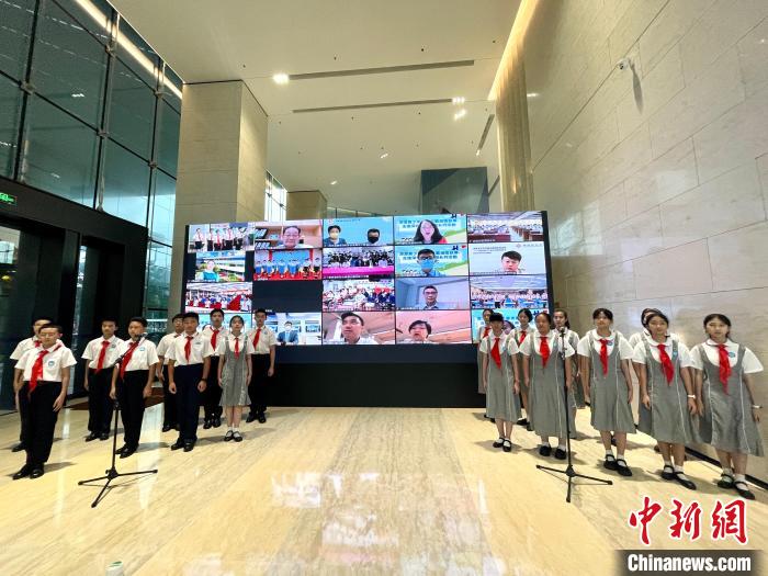 深港青少年共唱香港回歸25周年主題曲《前》，祝愿香港明天更美好。　董宇桐 攝