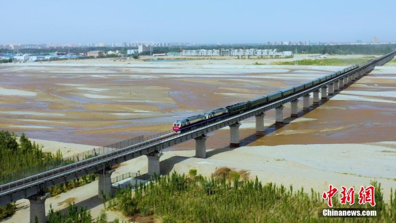 新疆和若鐵路開通運(yùn)營(yíng) 世界上首個(gè)沙漠鐵路環(huán)線貫通