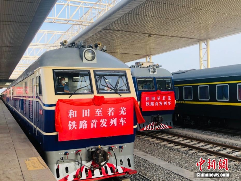 新疆和若鐵路開通運(yùn)營(yíng) 世界上首個(gè)沙漠鐵路環(huán)線貫通