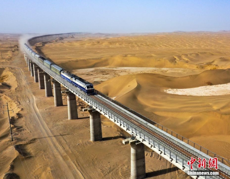 新疆和若鐵路開通運(yùn)營(yíng) 世界上首個(gè)沙漠鐵路環(huán)線貫通