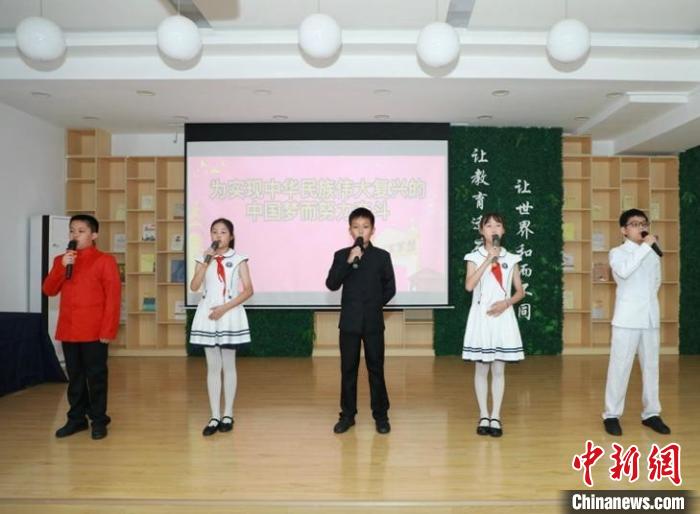 學(xué)生們用詩歌朗誦的形式展現(xiàn)“黃埔精神課程化”的學(xué)習(xí)成果?！＄婞S 攝