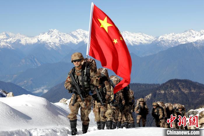 圖為巡邏官兵穿越雪山峽谷?！●R軍 攝