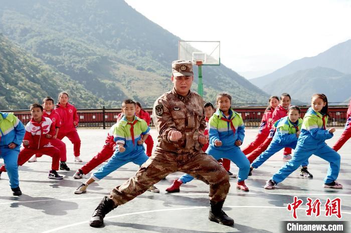 圖為“兵老師”教孩子們打軍體拳?！±铖Y 攝