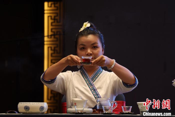 圖為國家高級茶藝師現(xiàn)場沖泡低氟普洱健康茶?！∶赚敋W珠 攝