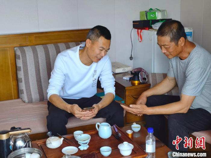 漁民利用5G的高速網(wǎng)絡(luò)觀看娛樂(lè)視頻?！窃式?攝