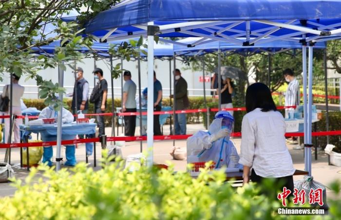 資料圖：6月10日，民眾在核酸檢測(cè)點(diǎn)進(jìn)行核酸檢測(cè)。<a target='_blank' href='/'>中新社</a>記者 易海菲 攝