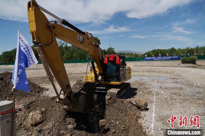 圖為貴德縣水系連通及水美鄉(xiāng)村建設試點項目開工儀式現(xiàn)場?！●R銘言 攝