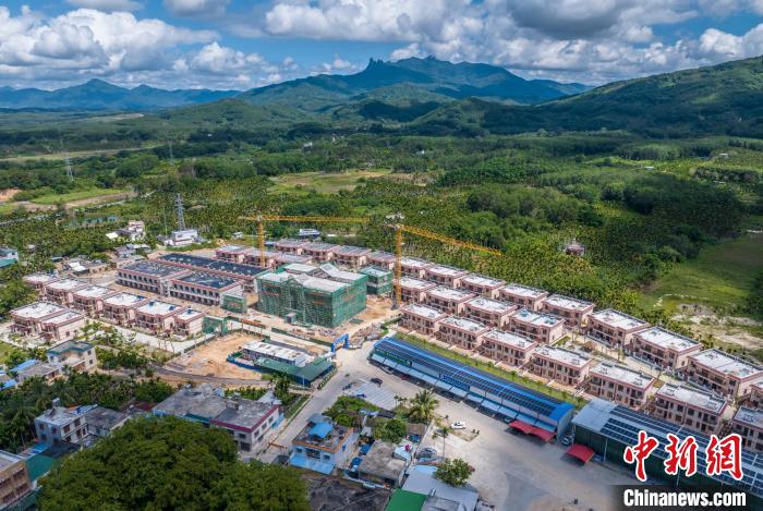 圖為航拍海南省保亭黎族苗族自治縣什玲鎮(zhèn)(水賢村、什東村)生態(tài)搬遷安置區(qū)項(xiàng)目?！●樤骑w 攝