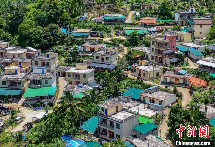 圖為航拍海南省保亭黎族苗族自治縣什玲鎮(zhèn)什東村依山而建的民房。　駱云飛 攝