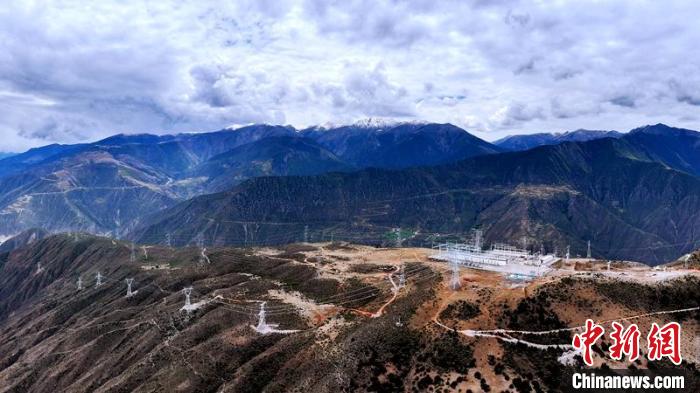 蘇洼龍水電站500千伏送出工程接入巴塘500千伏變電站?！⑾驸C 攝