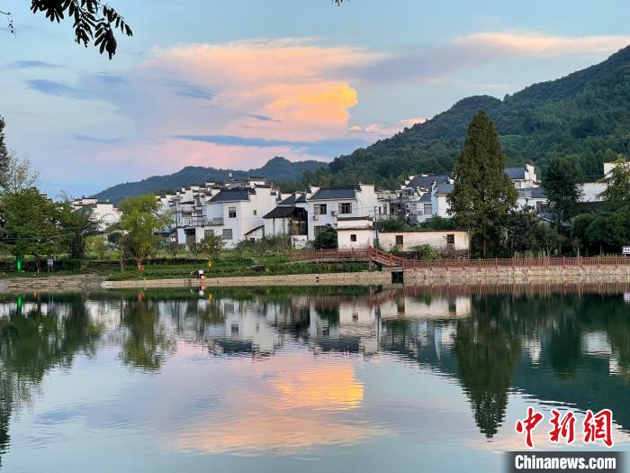 黃山市風(fēng)光圖?！〕烧郭i 攝