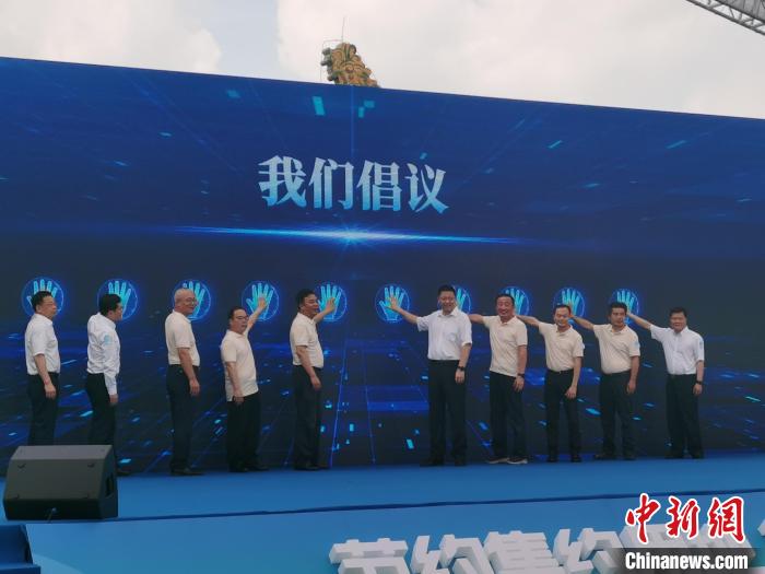 活動(dòng)現(xiàn)場倡議全社會(huì)關(guān)注了解《廣東省土地管理?xiàng)l例》 麥潔娜 攝
